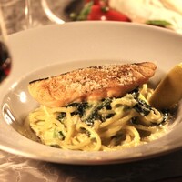 サーモンムニエルをほぐして食べるレモンクリームソース