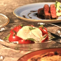 おいしいトマトとブラータチーズのカプレーゼ