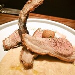 conoji - 骨付き仔羊ロースのロースト、にんにくのコンフィ