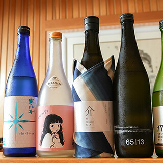 常時15種類。月替わりで季節の味わいが楽しめる日本酒