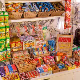 昔懐かしの駄菓子を思う存分楽しめる！セルフ飲み放題もご用意◎