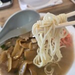 うちだラーメン - 面のつり上げ。