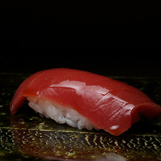 食材の質と鮮度が自慢。こだわりの鮓をおまかせコースでご提供