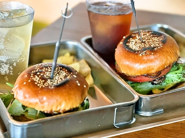 Cow Burgers（カウバーガーズ） - 美術館図書館前（ハンバーガー）の写真