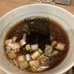 人力俥 - 豚骨脂浮かぶ魚粉たっぷりのぎょとんつけダレが旨い！