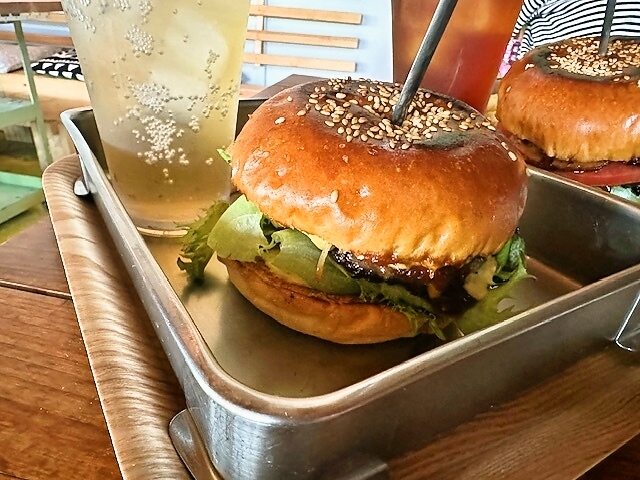 Cow Burgers（カウバーガーズ） - 美術館図書館前（ハンバーガー）の写真