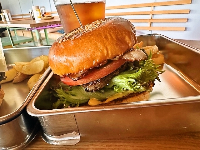 Cow Burgers（カウバーガーズ） - 美術館図書館前（ハンバーガー）の写真