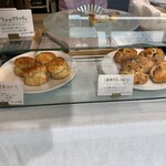 Rue5 - ショーケース内に並ぶ酒粕豆乳スコーン（プレーン、オーガニックチョコチップ）など