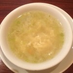 廣東飯店 - ランチにサービスで付いてくるスープ。（野菜と玉子）朝食抜きの胃には優しい味。化調は使ってないみたいです。