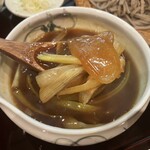 蕎麦うらやす信や - ネギねぎコンビのカレーつけ汁浮遊！
玉ねぎはトロトロ、ネギはシャキシャキです。