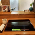 蕎麦うらやす信や - 盆のベタ付きだけがヤケに目勃ってしまうくらい店内はキレイに整理整頓されています