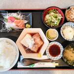 伊勢屋 - お刺身と角煮定食