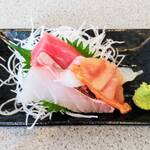伊勢屋 - 刺身の盛り合わせ