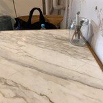 WOODBERRY COFFEE - 私が座った手前一番左奥の2人掛けテーブル