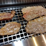 焼肉 笑山門 - えべとん❨左❩アメリカカルビ❨右❩