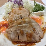 優味麺亭 鸐-やまどり - チャーシューが2枚と目玉焼きも2枚