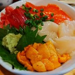 はじめ鮮魚店 - 鮪とサーモンと帆立+ウニ