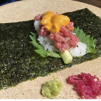 ウニと霜降り和牛の寿司