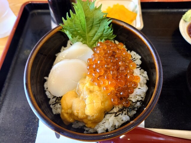 北海道に来たらまずは海鮮丼。 : いくら亭の写真