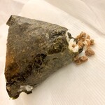 おむすびママ - 包装を開けると、トッピングがボロボロこぼれていて、自分で"修復"する必要がある。