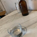 WOODBERRY COFFEE たまプラーザ店 - 初めに出されたお水　茶色の瓶は継ぎ足し用です
