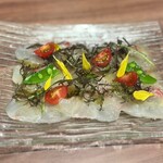 306182951 - ◯鯛のカルパッチョ¥1,078
                        …こちらもミニトマトやスナップエンドウ、紫水菜に
                        黄色いエディブルフラワーが乗せられて
                        彩りがキレイです(*´ω｀*)♡