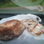 やまなか - 購入パンその２　左ブルーチーズのパン　右フルーツとナッツのパン