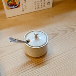 季節料理 山田屋 - カウンターのネタ台に用意されている"塩"。