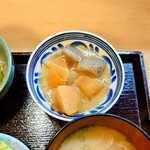 季節料理 山田屋 - しっかりと味が染みた煮物。