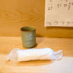 季節料理 山田屋 - 着席後すぐに提供してくれる、冷たい"お茶"と"おしぼり"。