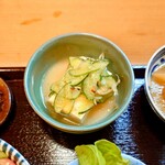 季節料理 山田屋 - 豆腐を四分の一も使ってくれている冷奴。