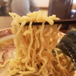白河手打中華しょうはく - 麺は平打ちの縮れ麺！