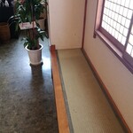 白河手打中華しょうはく - 食券を購入したら、ここで暫く待ちます！