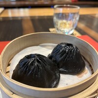 4000 Chinese Restaurant - イカ墨コーティングの黒トリュフの点心