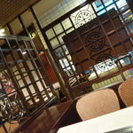 盛楼閣 - 割とシックな店内