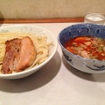 頑者 - ラー博は俺の社員食堂。  まもなくラー博卒業の頑者にて辛つけめんアブリチャーシュー！  このつけめんが食べられるのも、あと11日。名残惜しい