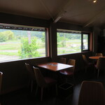 飛鳥彩瑠璃の丘 天極堂テラス - 窓からの景色