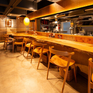 大きな木のカウンターが印象的なモダンな空間でゆったり過ごす