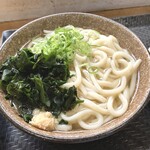 こがね製麺所 - ◉ かけうどん (中)
ネギ、わかめ、共に新鮮感がありましたね。
無料サービスに感謝！