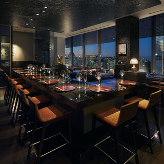 アート作品に囲まれたモダンでスタイリッシュな店内