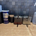 ラーメン 野良裏家 - 綺麗に並べられた卓上。