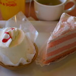 不二家レストラン - 北海道白いチーズケーキ320円、苺ミルク生チョコケーキ290円