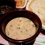 うどん家 八重桜 - 胡麻だれはソフトなお味､途中からラー油で味変がお店のおすすめ。小葱､みょうが､多分生姜も入っていると思うがクリーミーな為薬味は主張控えめ。