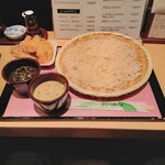 うどん家 八重桜 - 胡麻､醤油2色だれざるうどん大盛り＋ミックス天(舞茸､とり)＝1820円税込。