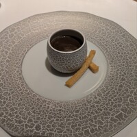 シェ・イノ - 前菜∶黒トリュフのピューレをかけた温度玉子
