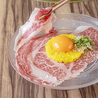 ふわっと溶ける「絹とろユッケ」黒毛和牛の旨味を堪能♪