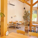 CALM - 温もり感のある店内