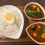 スープカレー屋 鴻 神田駿河台店 - 赤黒２種のスープカレー　1,650円(ライス大盛)