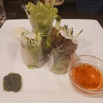 バルひげ - 海老と蒸し鶏の生春巻き６８０円＋税