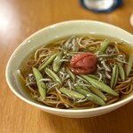 306221748 - 蓴菜が、日本料理屋さんでいただくより、ずっと大きい！
                        そして、梅のしっかりした塩味が素晴らしく合う♪
                        全体的に優しいテイストなので、そばは繊細な対馬在来のせいろ。うん、うん、よく分かります。